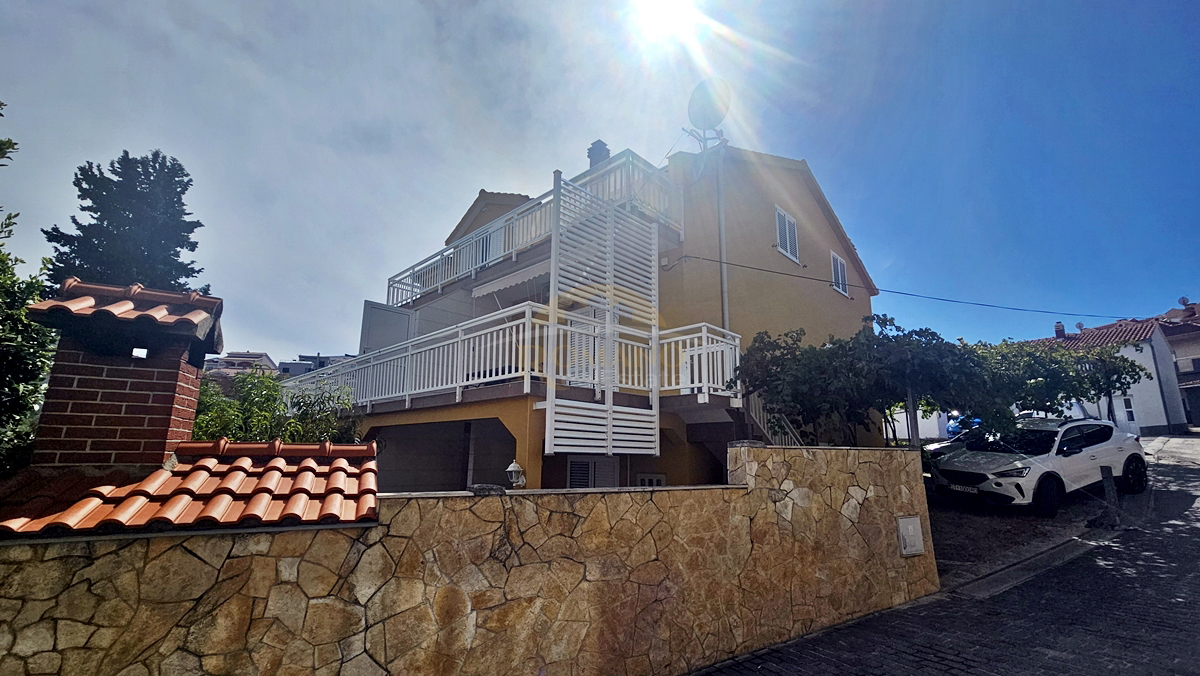 Apartmajska hiša v Okrugu Gornjem/Čiovo, drugi niz od morja - 5 apartmajev